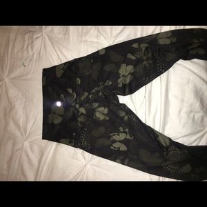 Lululemon Size 4 leggings NEVER WORN